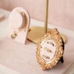 Schmuck-Display-Sets aus rosa-grauem Samt