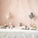 Schmuck-Display-Sets aus rosa-grauem Samt