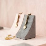 Schmuck-Display-Sets aus rosa-grauem Samt