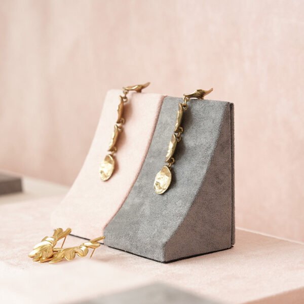 Schmuck-Display-Sets aus rosa-grauem Samt