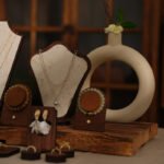 Mini-Armbandständer aus Samt aus Holz