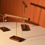 Schmuckständer aus Walnussholz für Halsketten und Armbänder