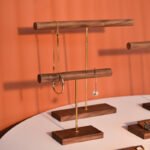 Schmuckständer aus Walnussholz für Halsketten und Armbänder