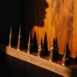 Ringkegelhalter-Set aus dunklem Walnussholz mit Messingsockel ()