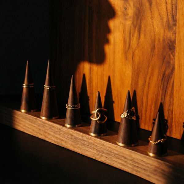 Ringkegelhalter-Set aus dunklem Walnussholz mit Messingsockel ()