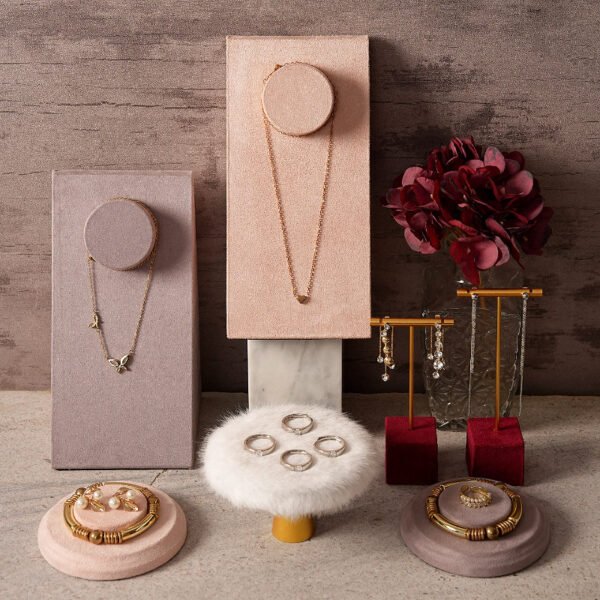 Elegant Velvet Necklace Display Stand ()