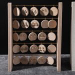 Minimalistischer Ohrring-Ausstellungsständer aus Samt ()