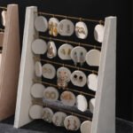 Minimalistischer Ohrring-Ausstellungsständer aus Samt ()