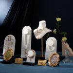 Portable White Acrylic Necklace Display Stand ()