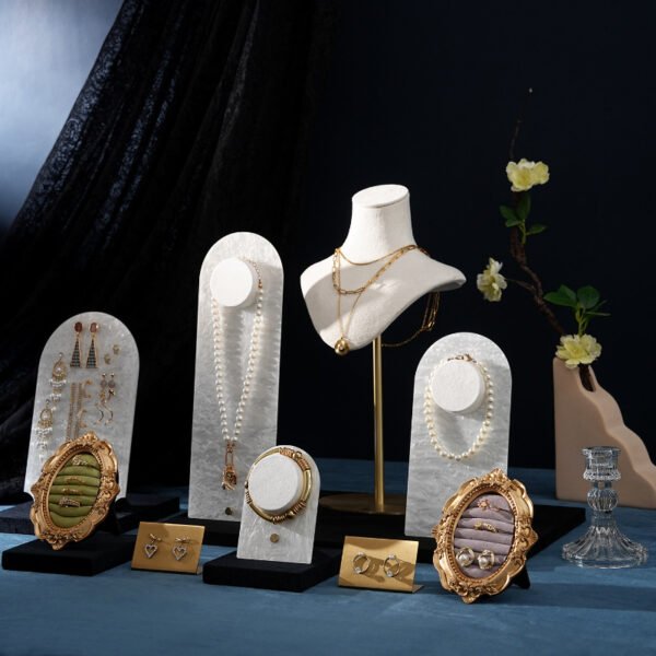 Portable White Acrylic Necklace Display Stand ()