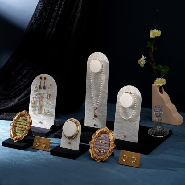 Portable White Acrylic Necklace Display Stand ()