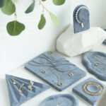 Graublaues Samt-Schmuck-Display-Tablett für die Vitrine im Einzelhandelsgeschäft ()