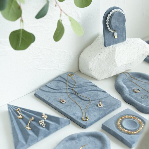 Graublaues Samt-Schmuck-Display-Tablett für die Vitrine im Einzelhandelsgeschäft ()