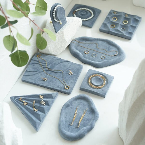 Graublaues Samt-Schmuck-Display-Tablett für die Vitrine im Einzelhandelsgeschäft ()