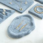 Graublaues Samt-Schmuck-Display-Tablett für die Vitrine im Einzelhandelsgeschäft ()