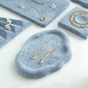 Graublaues Samt-Schmuck-Display-Tablett für die Vitrine im Einzelhandelsgeschäft ()