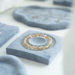 Graublaues Samt-Schmuck-Display-Tablett für die Vitrine im Einzelhandelsgeschäft ()