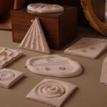 Rosa Samt-Schmuck-Display-Tablett für Ring, Halskette und Armband ()