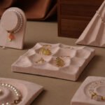 Rosa Samt-Schmuck-Display-Tablett für Ring, Halskette und Armband ()