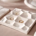 Schmuck-Display-Tablett aus weißem Samt für Ringe, Ohrringe, Armbänder und Halsketten ()