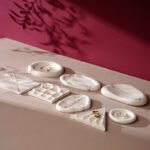 Schmuck-Display-Tablett aus weißem Samt für Ringe, Ohrringe, Armbänder und Halsketten ()