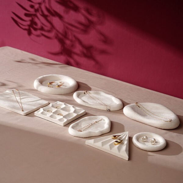 Schmuck-Display-Tablett aus weißem Samt für Ringe, Ohrringe, Armbänder und Halsketten ()