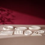 Schmuck-Display-Tablett aus weißem Samt für Ringe, Ohrringe, Armbänder und Halsketten ()