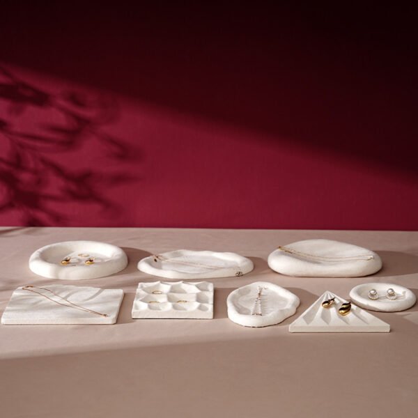 Schmuck-Display-Tablett aus weißem Samt für Ringe, Ohrringe, Armbänder und Halsketten ()