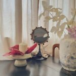 Runder Vintage-Tisch-Kosmetikspiegel aus schwarzem Holz ()