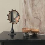 Runder Vintage-Tisch-Kosmetikspiegel aus schwarzem Holz ()