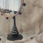 Runder Vintage-Tisch-Kosmetikspiegel aus schwarzem Holz ()