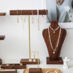 Vintage valnötsträ halsband display byst ()