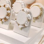 Présentoir à bracelet unique en lin blanc ()