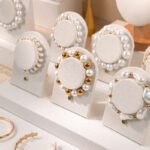 Présentoir à bracelet unique en lin blanc ()