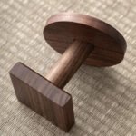Drewniany stojak na bransoletkę z pojedynczą bransoletką do sklepu ()
