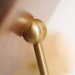 Lustro nablatowe z ciemnego drewna orzechowego i oświetleniem ()
